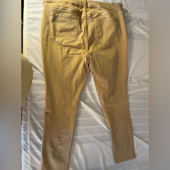 Old navy khaki pants - Picture 2 of 2